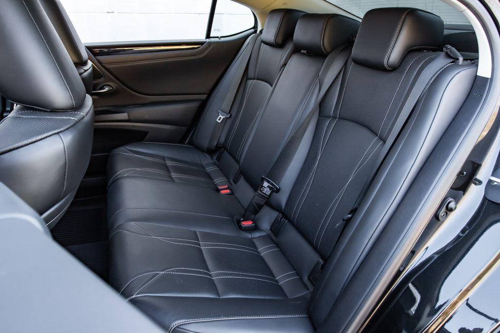 Lexus ES300h 7th gen photo 3