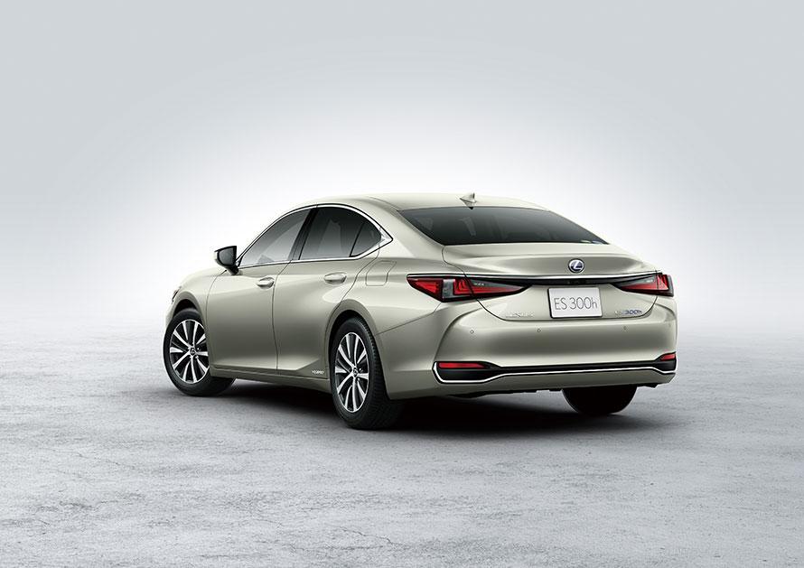 Lexus ES300h 7th gen photo 4